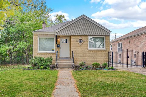 Photo of 703 W 129th Place, Chicago, IL 60628 (MLS # 12502114)