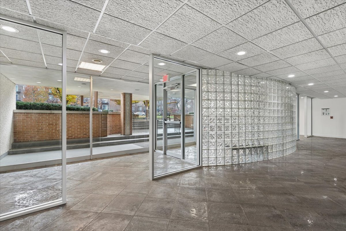 1301 N Western Avenue 211