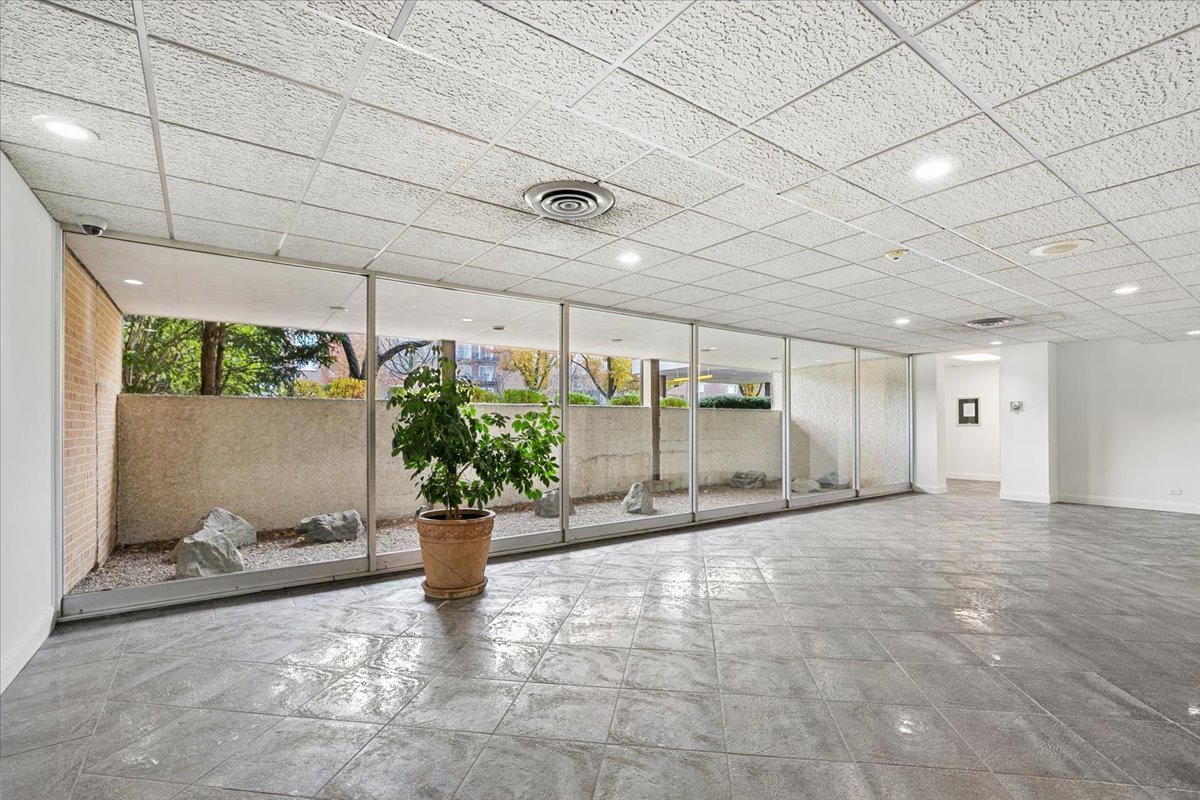 1301 N Western Avenue 211