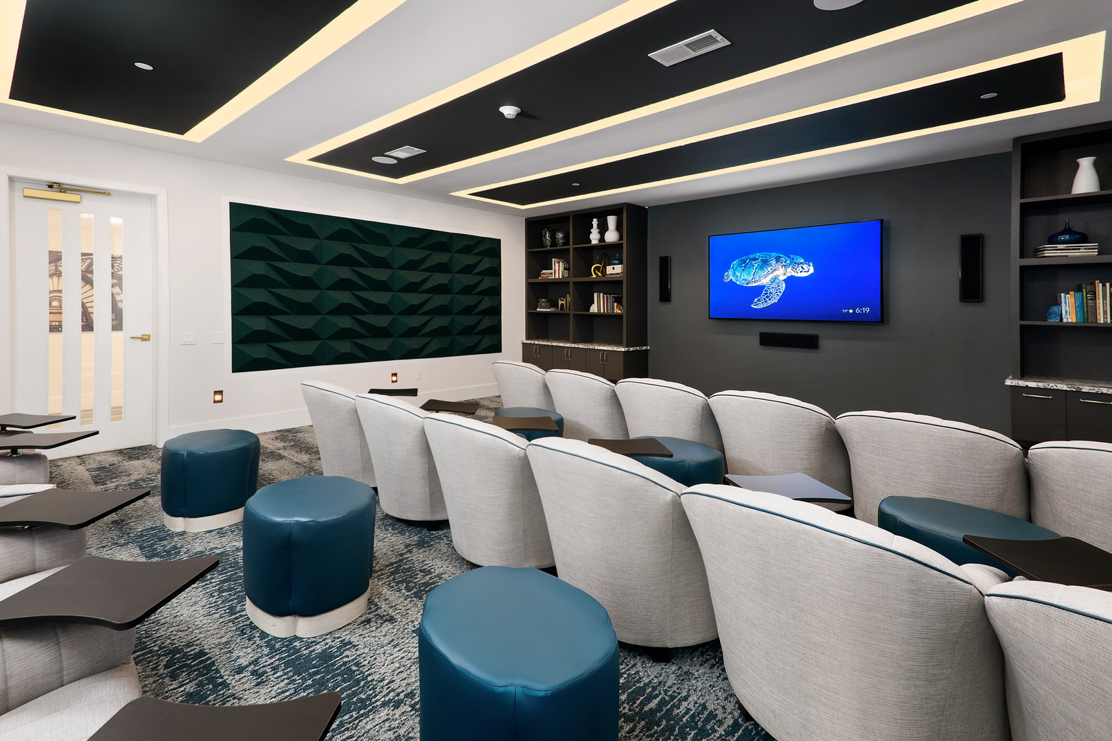 555 Lakeview Parkway 002