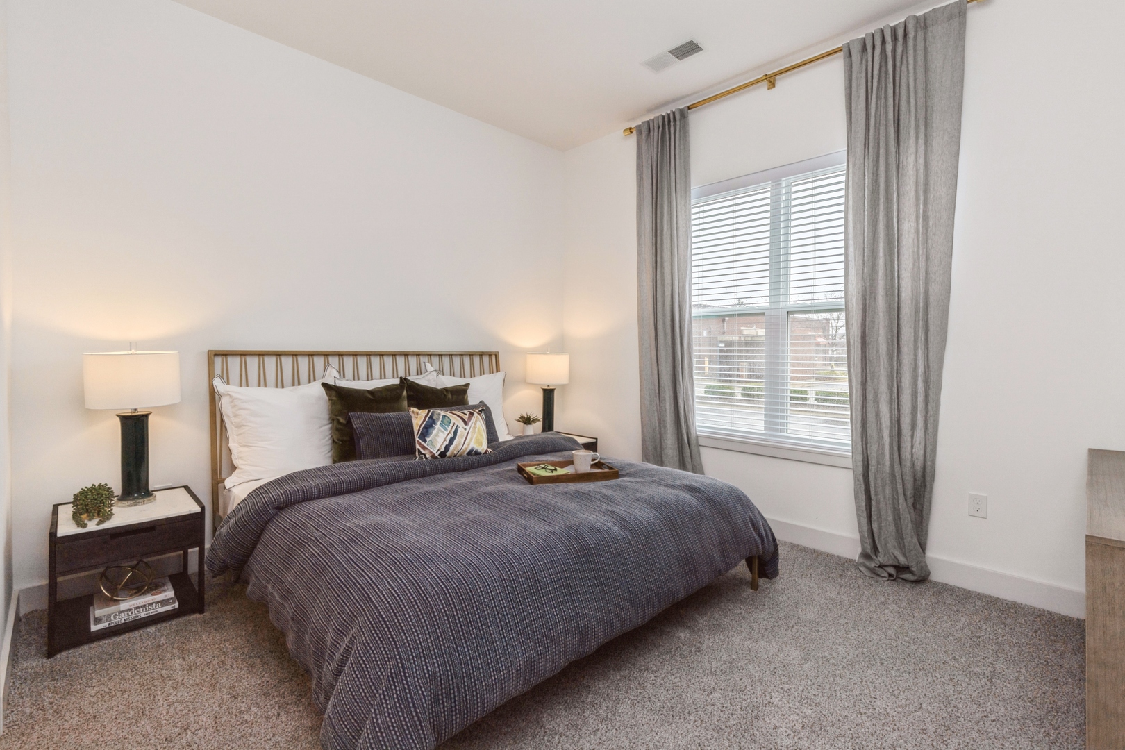 555 Lakeview Parkway 002