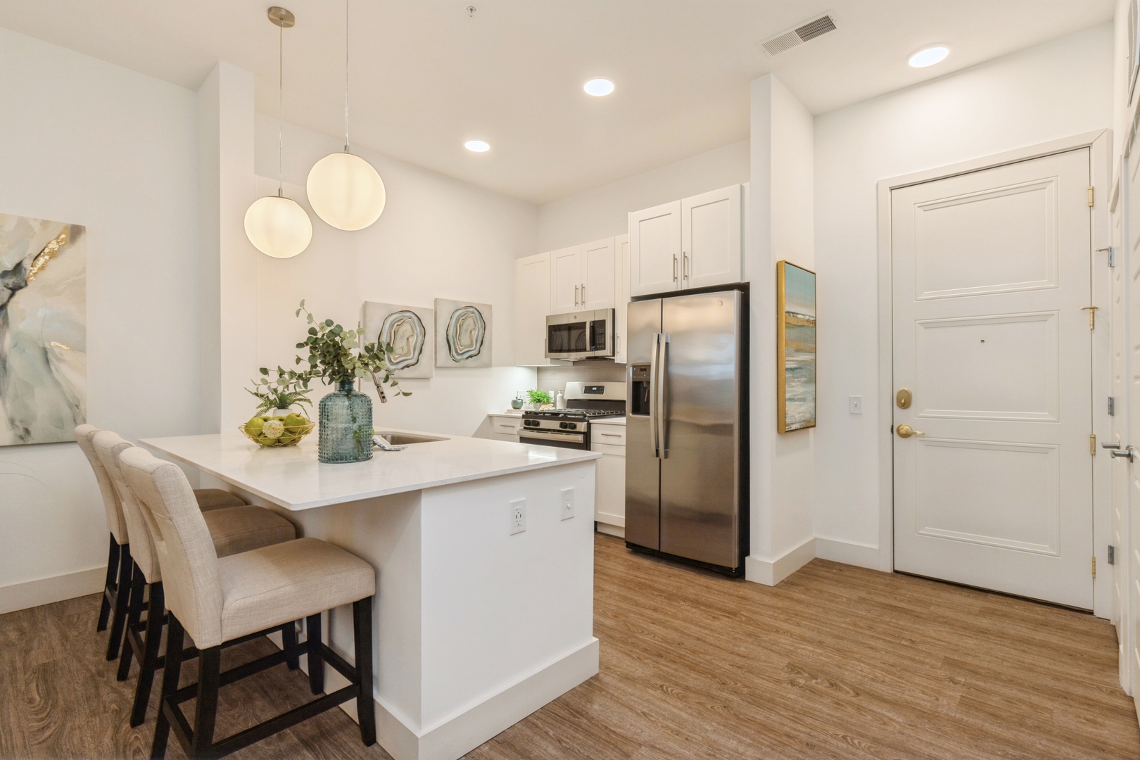 555 Lakeview Parkway 002