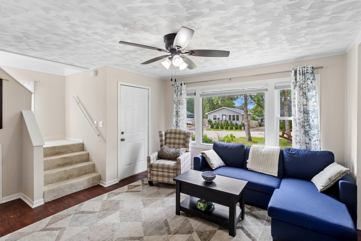 1033 Crescent Court