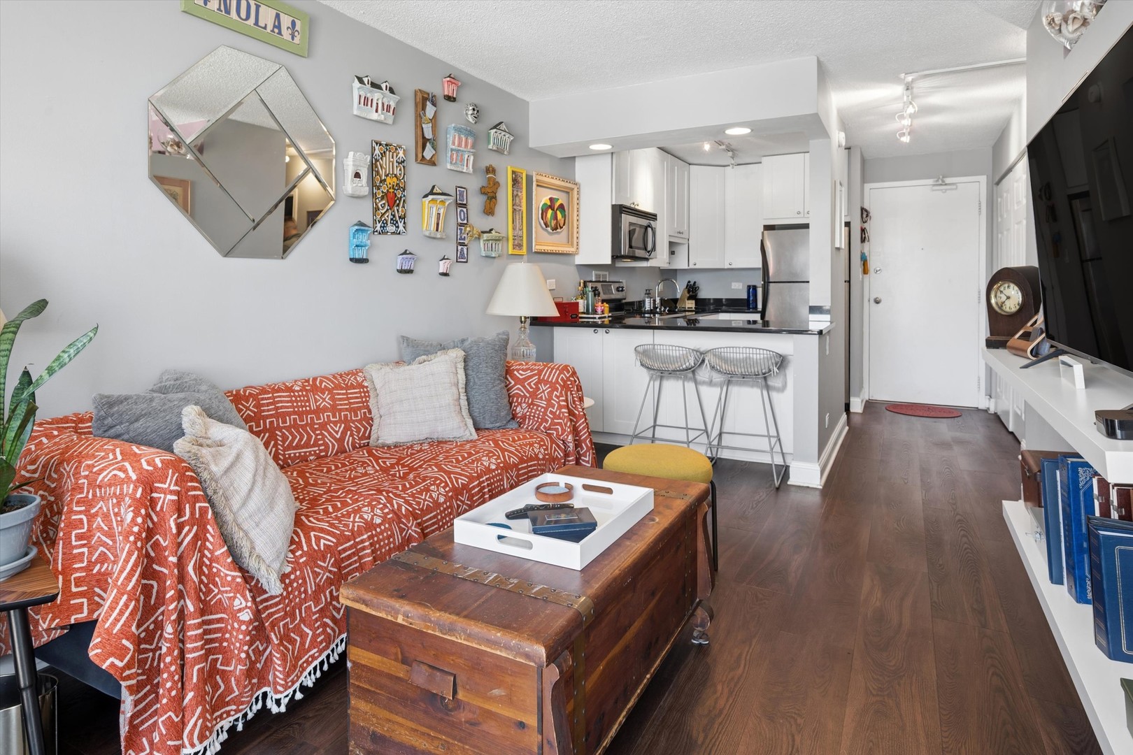 450 W Briar Place 9C