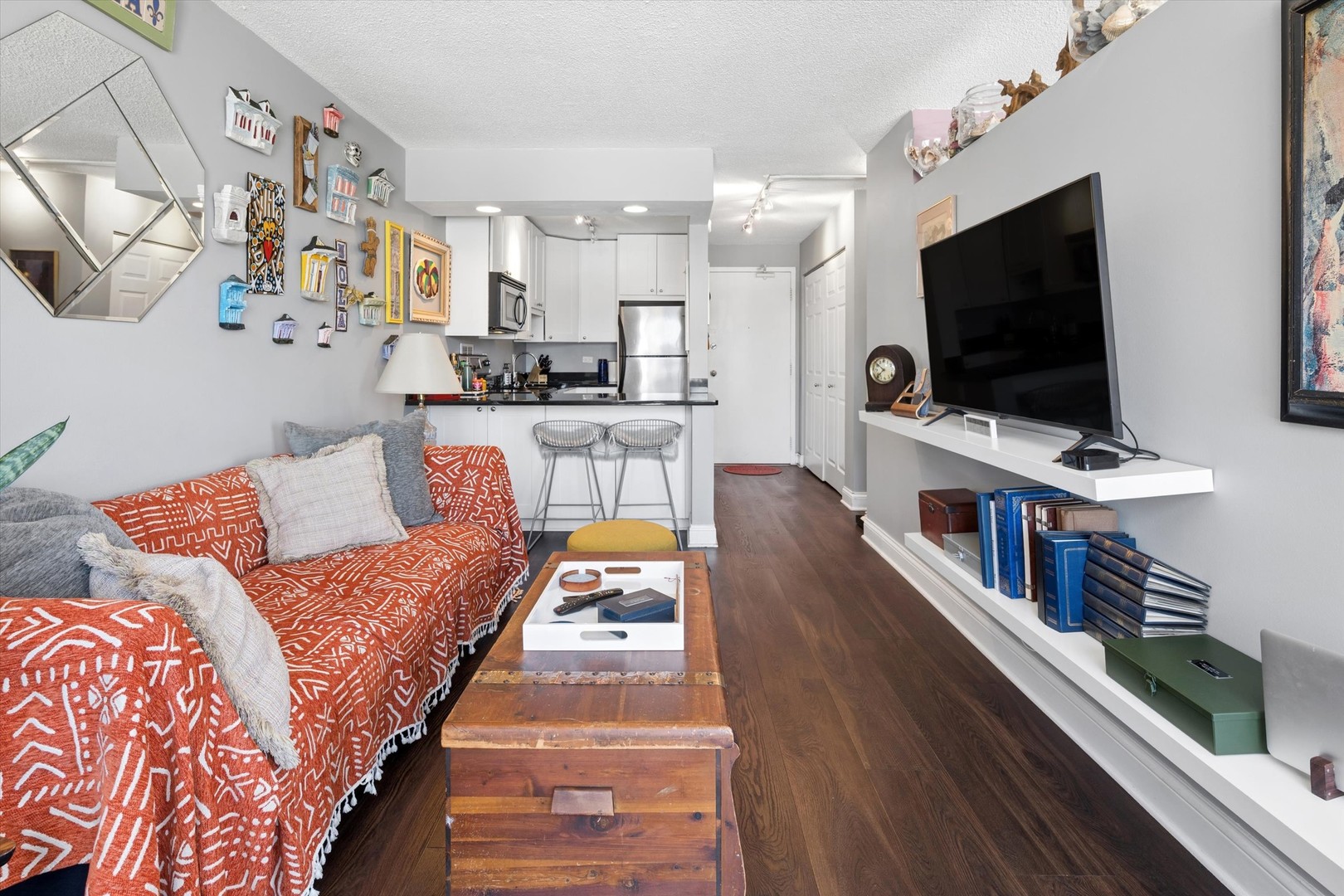 450 W Briar Place 9C