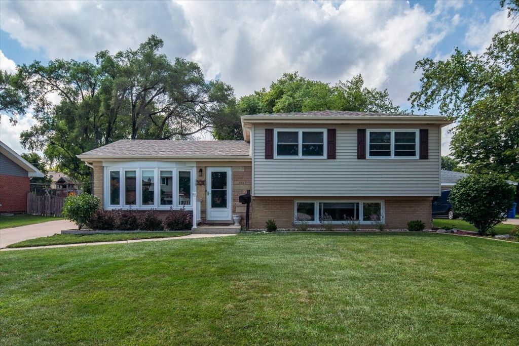 Photo for 808 S Deborah Lane, Mount Prospect, IL 60056 (MLS # 12460504)