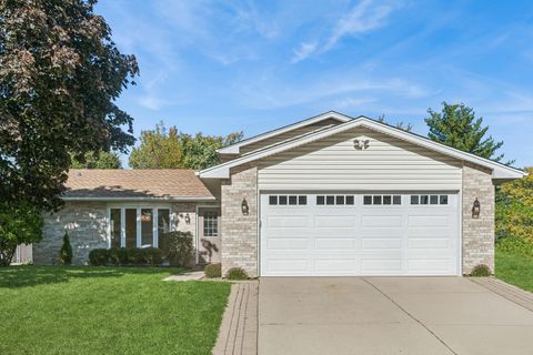 Tiny photo for 700 Country Lane N, Roselle, IL 60172 (MLS # 12500192)