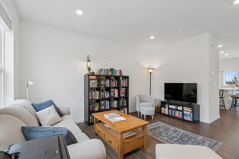 Tiny photo for 709 Neubauer Circle, Lindenhurst, IL 60046 (MLS # 12517380)