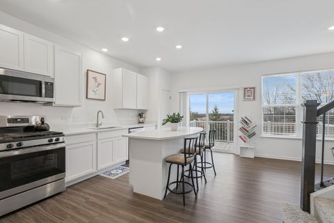 Tiny photo for 709 Neubauer Circle, Lindenhurst, IL 60046 (MLS # 12517380)