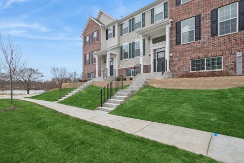 Photo of 709 Neubauer Circle, Lindenhurst, IL 60046 (MLS # 12517380)