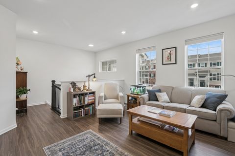 Tiny photo for 709 Neubauer Circle, Lindenhurst, IL 60046 (MLS # 12517380)