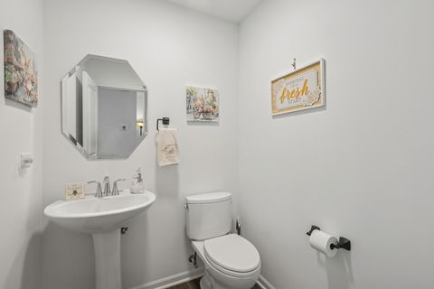 Tiny photo for 709 Neubauer Circle, Lindenhurst, IL 60046 (MLS # 12517380)