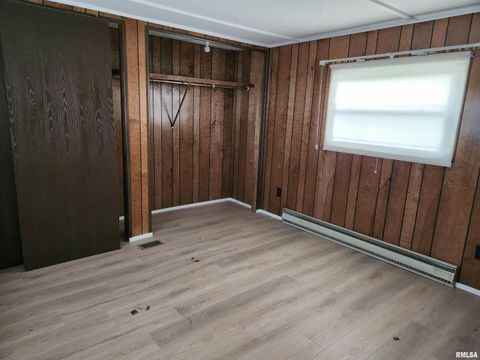 Tiny photo for 14625 E E IL Hwy 15 Highway, Mt Vernon, IL 62864 (MLS # EB457659)