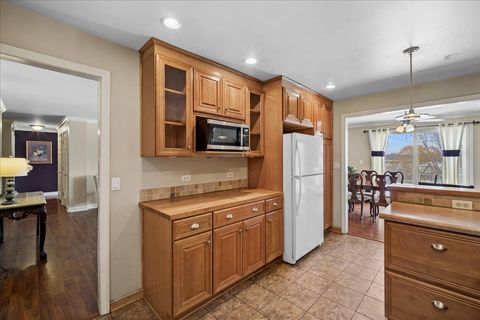 Tiny photo for 2700 E Bel Aire Drive #303, Arlington Heights, IL 60004 (MLS # 12596743)