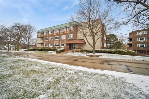 Tiny photo for 2700 E Bel Aire Drive #303, Arlington Heights, IL 60004 (MLS # 12596743)
