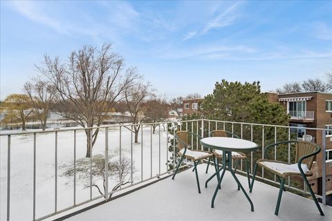 Tiny photo for 2700 E Bel Aire Drive #303, Arlington Heights, IL 60004 (MLS # 12596743)