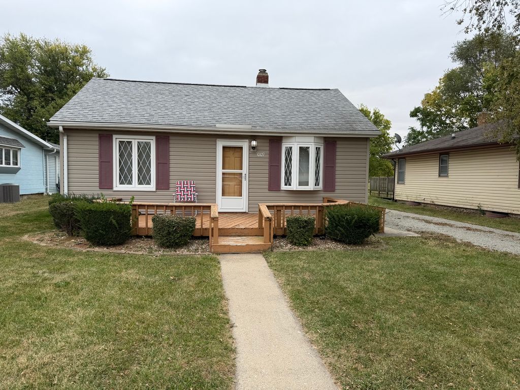 Photo for 1009 Ave C, Rock Falls, IL 61071 (MLS # 12496400)