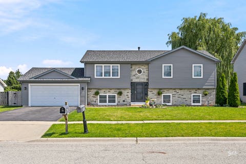 Photo of 5903 Castlewood Trail, McHenry, IL 60050 (MLS # 12698414)