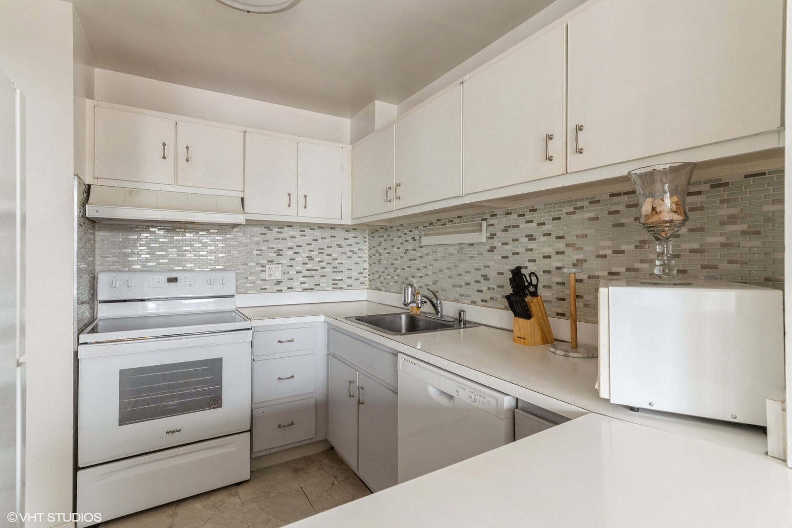 111 E CHESTNUT Street 27E