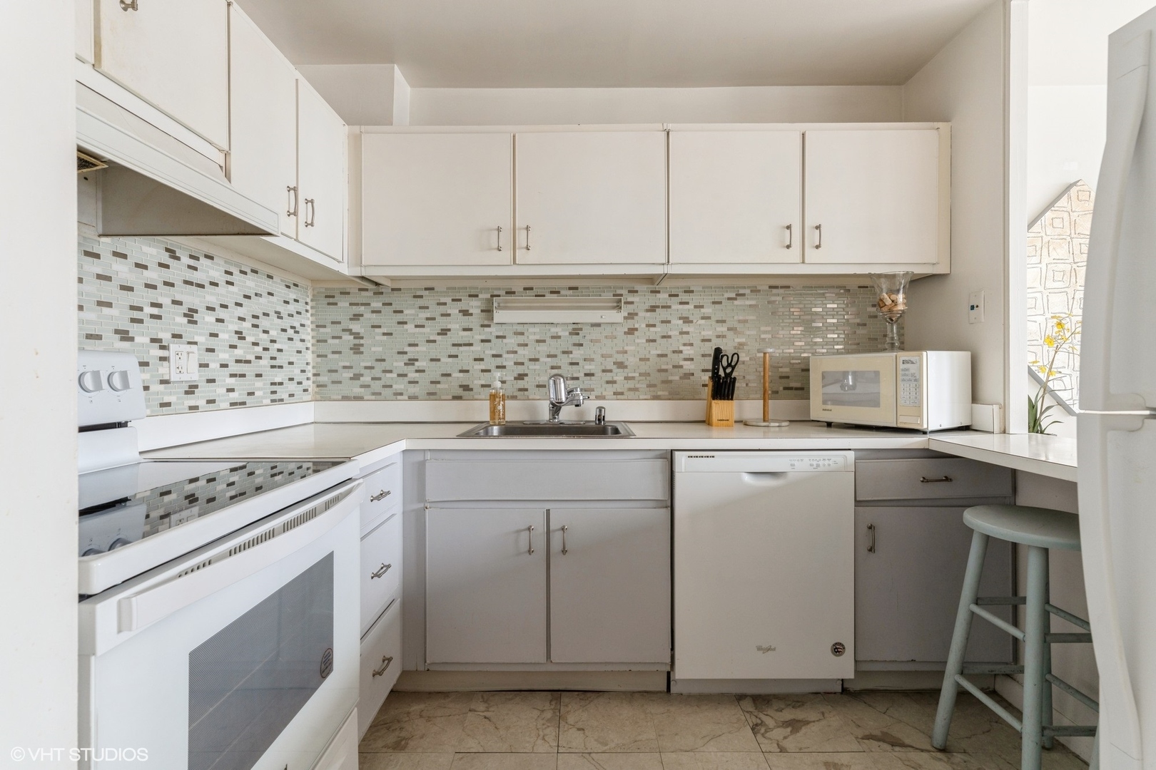 111 E CHESTNUT Street 27E