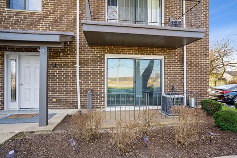Photo of 6323 175TH Street #1W, Tinley Park, IL 60477 (MLS # 12554633)
