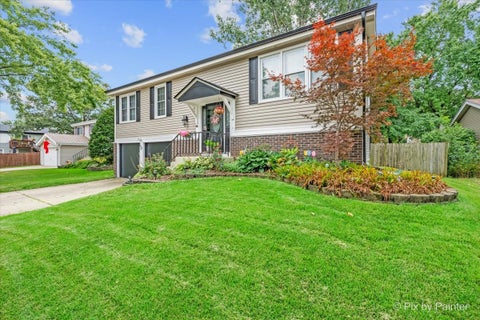 Photo of 527 Cottonwood Circle, Bolingbrook, IL 60440 (MLS # 12738403)