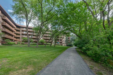 Tiny photo for 120 Lakeview Drive #318, Bloomingdale, IL 60108 (MLS # 12504138)