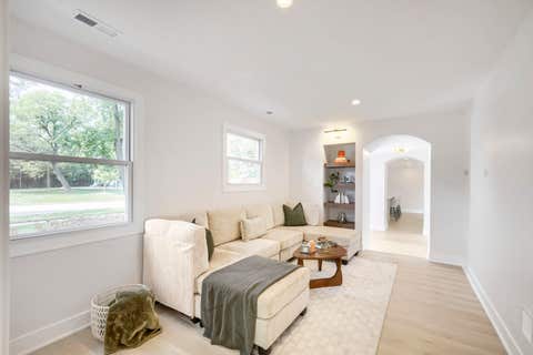 Tiny photo for 132 Mohawk Drive, Clarendon Hills, IL 60514 (MLS # 12688324)