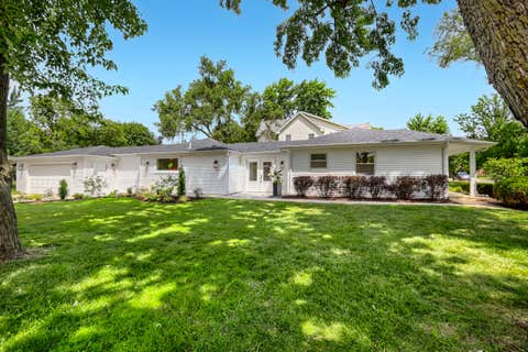 Photo of 132 Mohawk Drive, Clarendon Hills, IL 60514 (MLS # 12688324)