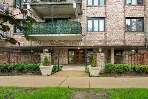 Tiny photo for 7525 W Lawrence Avenue #505, Harwood Heights, IL 60706 (MLS # 12733608)