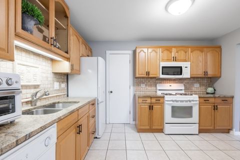 Tiny photo for 1500 CANBURY Court #B2, Wheeling, IL 60090 (MLS # 12527556)