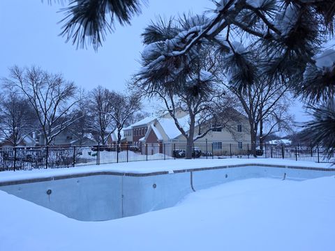 Tiny photo for 1500 CANBURY Court #B2, Wheeling, IL 60090 (MLS # 12527556)