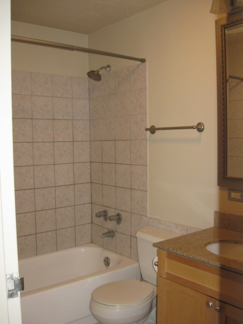 1339 N Dearborn Street 2F