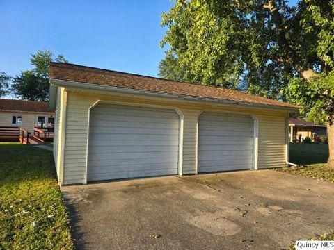 Tiny photo for 825 Augusta Road, Carthage, IL 62321 (MLS # 12284396)