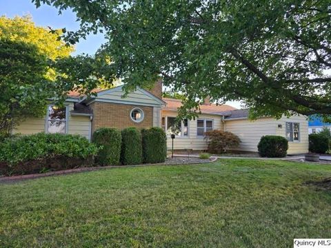 Photo of 825 Augusta Road, Carthage, IL 62321 (MLS # 12284396)