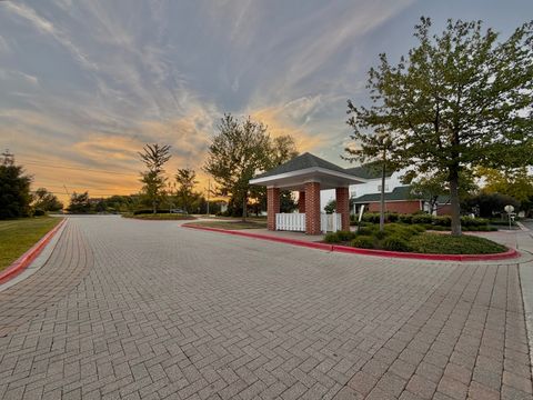 Tiny photo for 112 Pembroke Circle, Lake Bluff, IL 60044 (MLS # 12674518)
