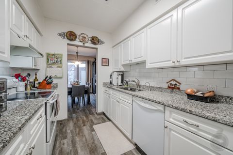 Tiny photo for 12900 W Heiden Circle #4204, Lake Bluff, IL 60044 (MLS # 12592830)