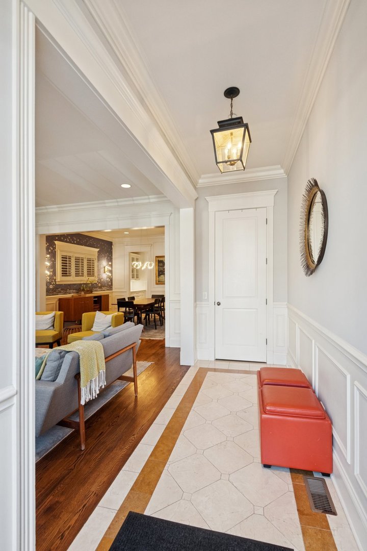 1039 W Altgeld Street