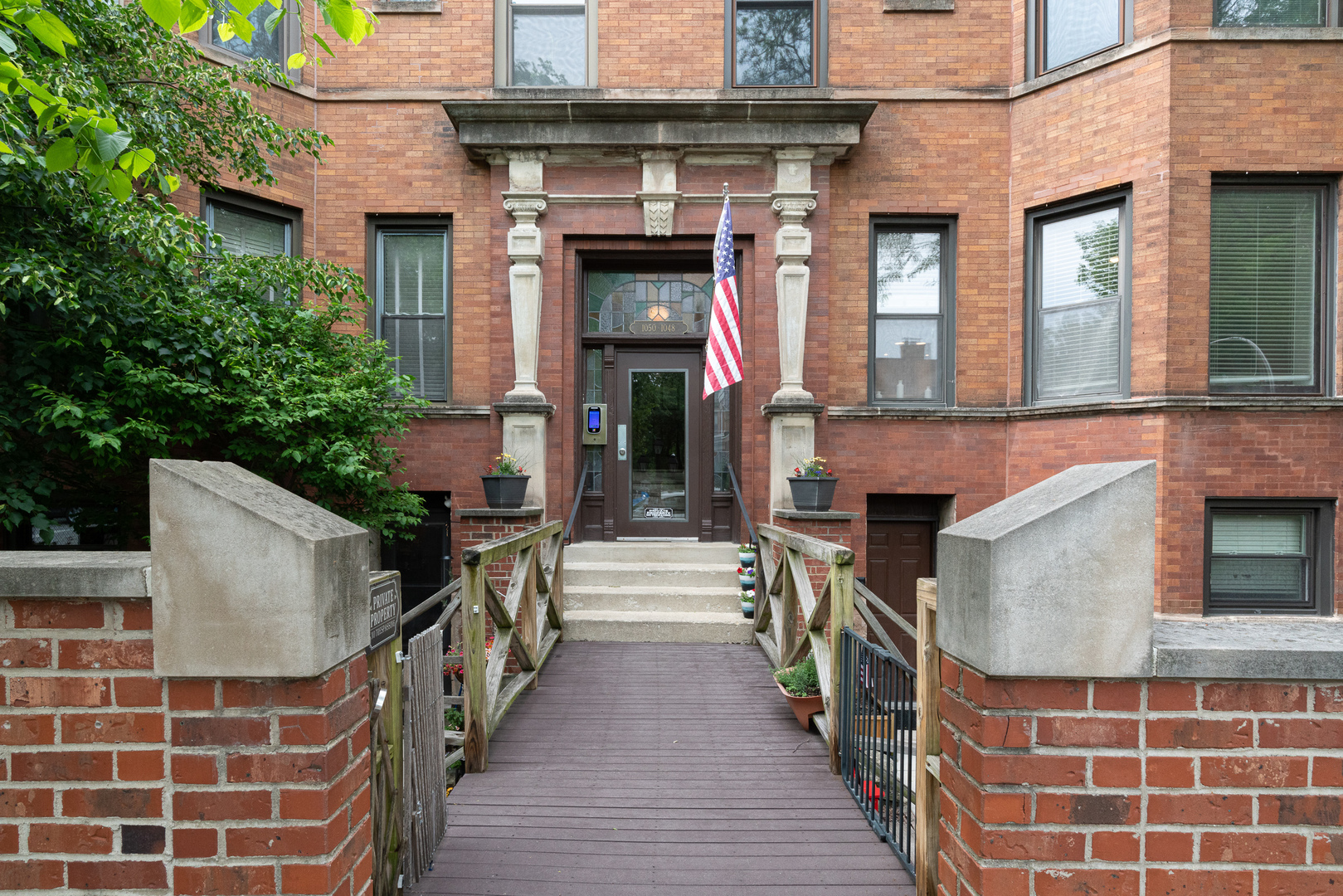 1048 W Byron Street 1E