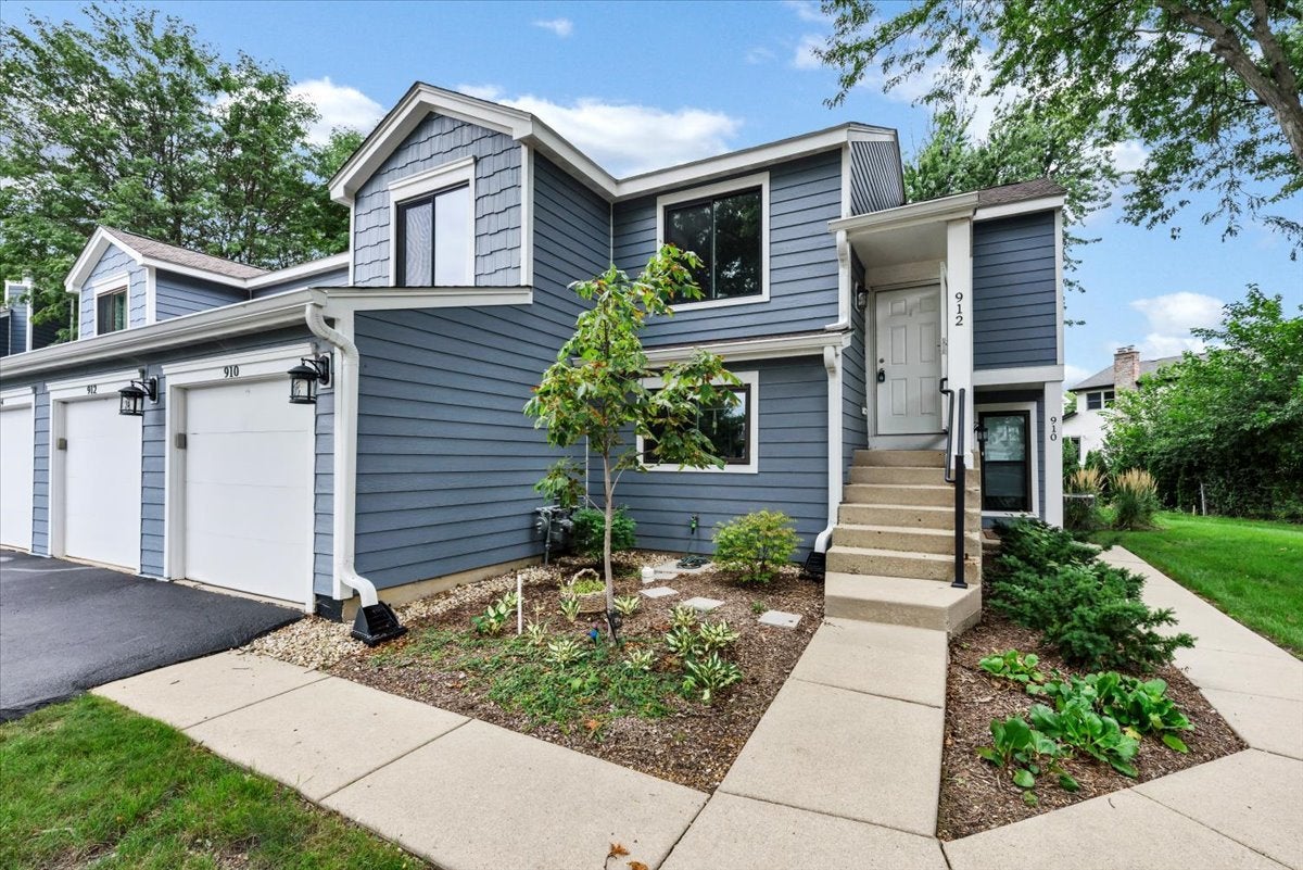 912 MANCHESTER Circle -