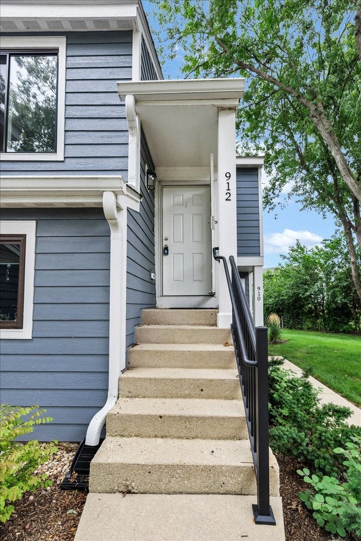 912 MANCHESTER Circle -