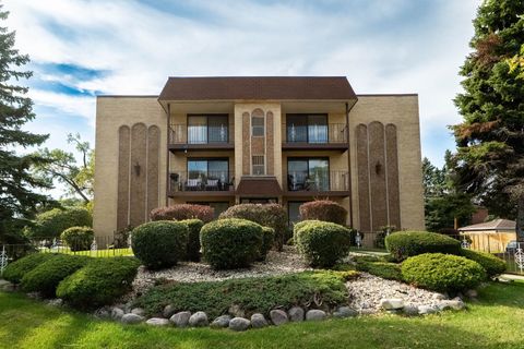 Photo of 4702 N Austin Avenue #302, Chicago, IL 60630 (MLS # 12498746)