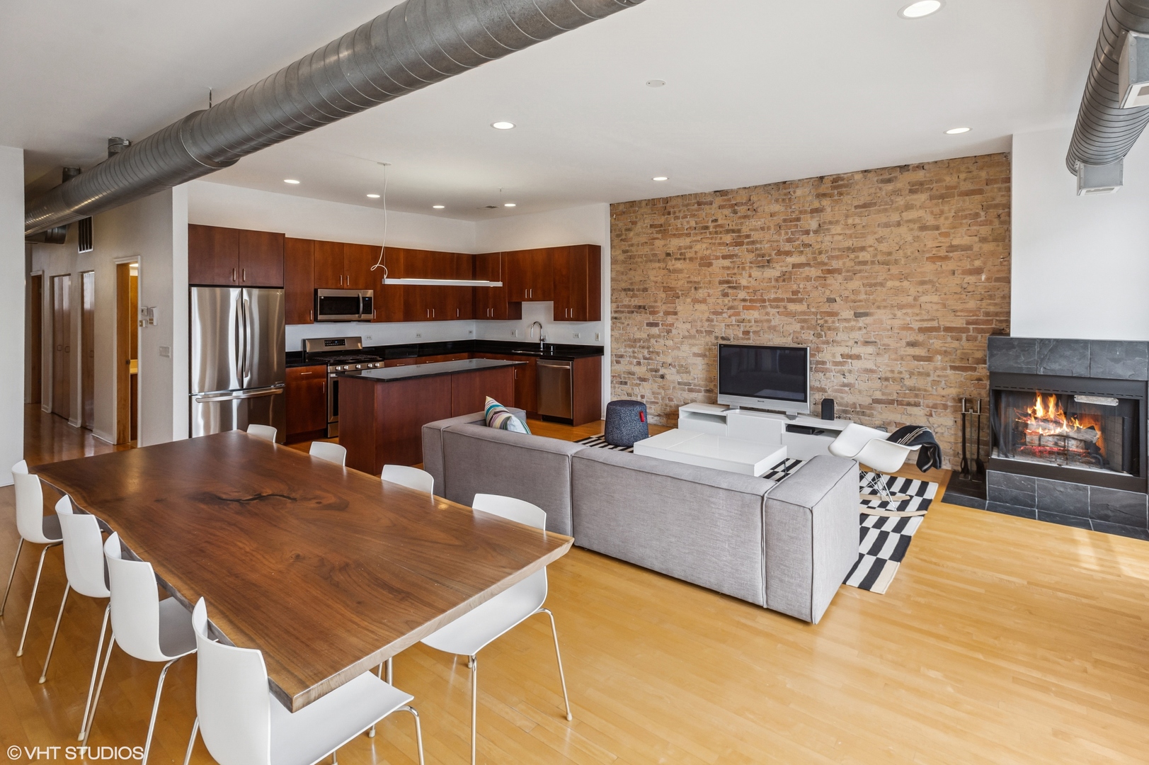 1525 N Milwaukee Avenue 3