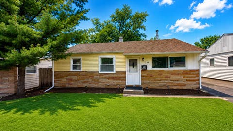 Photo of 334 S SEYMOUR Avenue, Mundelein, IL 60060 (MLS # 12708102)