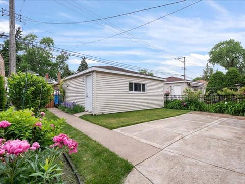 Tiny photo for 2531 W Morse Avenue, Chicago, IL 60645 (MLS # 12627277)
