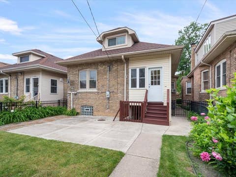 Tiny photo for 2531 W Morse Avenue, Chicago, IL 60645 (MLS # 12627277)