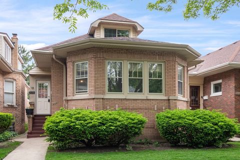 Photo of 2531 W Morse Avenue, Chicago, IL 60645 (MLS # 12627277)