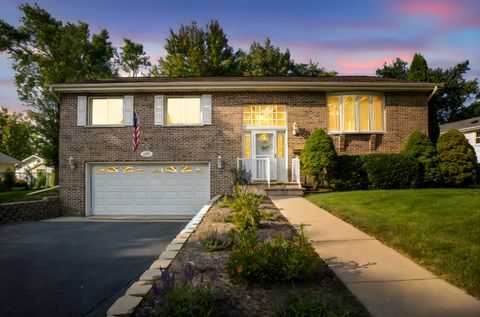 Photo of 6932 Martin Drive, Woodridge, IL 60517 (MLS # 12467227) Photo of 6932 Martin Drive, Woodridge, IL 60517 (MLS # 12467227)