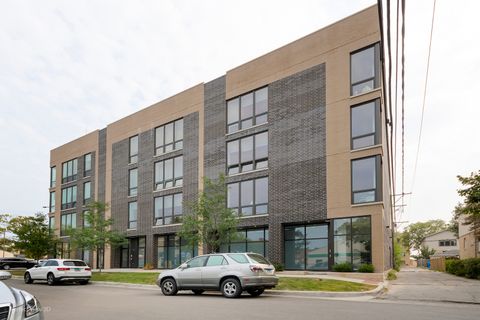 2409 W BERENICE Avenue C Chicago IL 60618