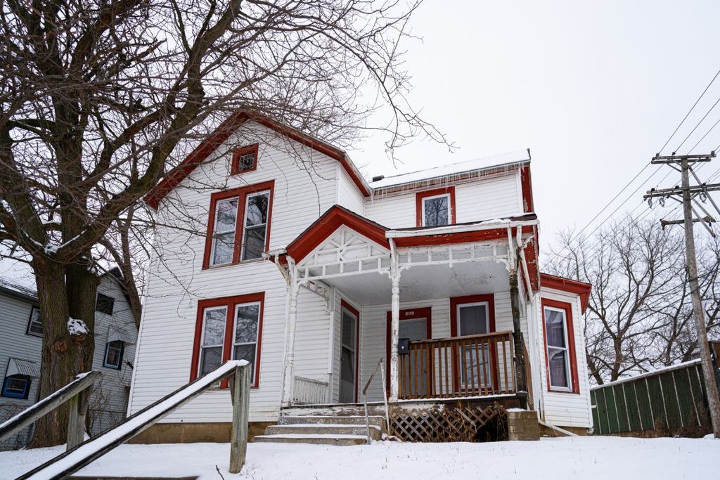 Photo for 309 S Walnut Avenue, Freeport, IL 61032 (MLS # 12450085)